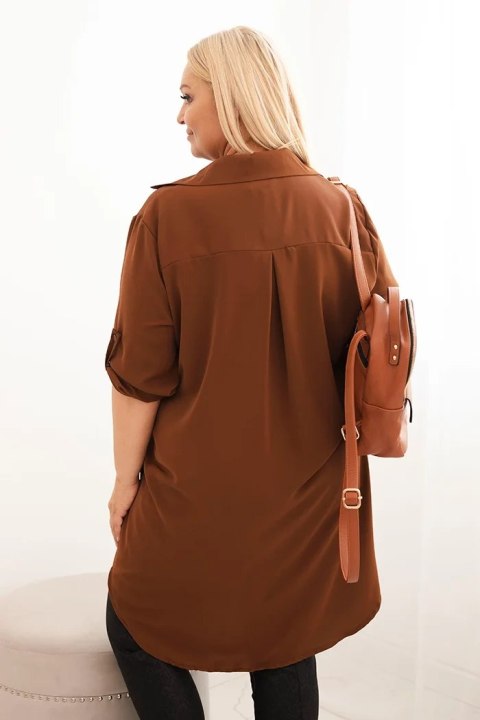 Sukienka damska koszulowa Plus Size z dłuższym tyłem i podwijanym rękawem ciemno camelowa