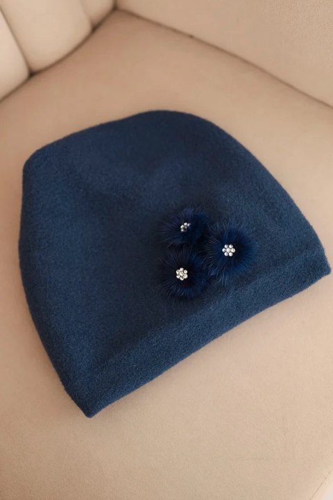 Czapka damska z ozdobnymi futrzanymi kwiatami elegancka granatowa