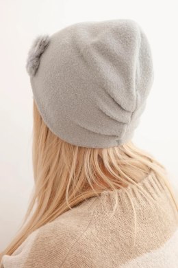 Czapka damska z ozdobnymi futrzanymi kwiatami elegancka jasno szara
