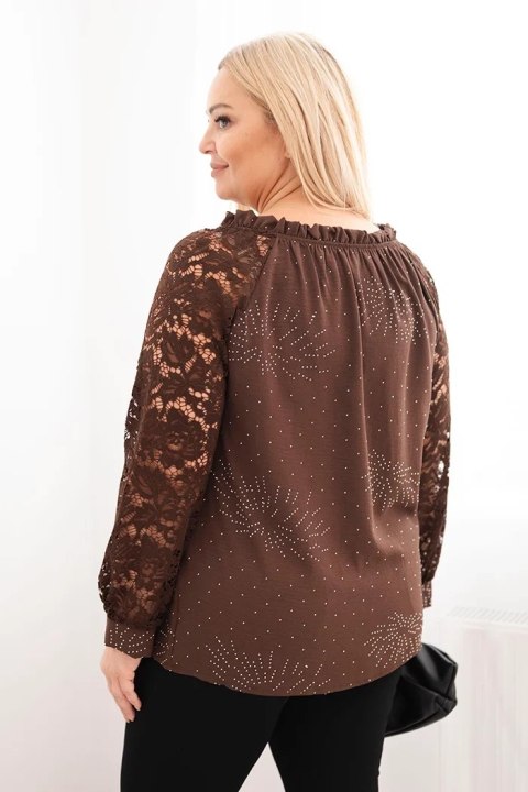 Bluzka damska Plus Size z koronkowym rękawem i ozdobnym dekoltem brązowa