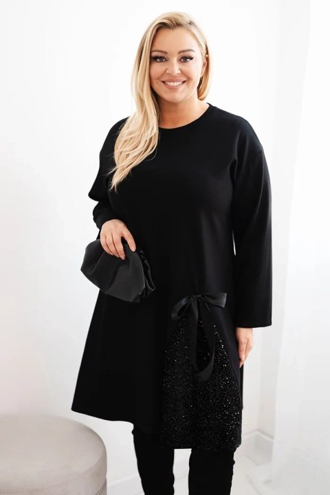 Sukienka damska Plus Size z ozdobną wstawką z cekinami czarna