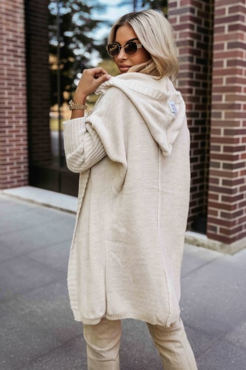629-1 Wygodny kardigan oversize z kapturem i stylową naszywką - beżowy