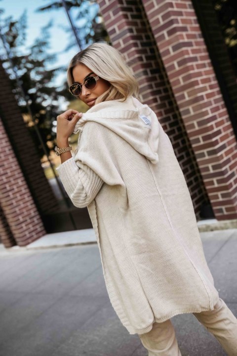 629-1 Wygodny kardigan oversize z kapturem i stylową naszywką - beżowy