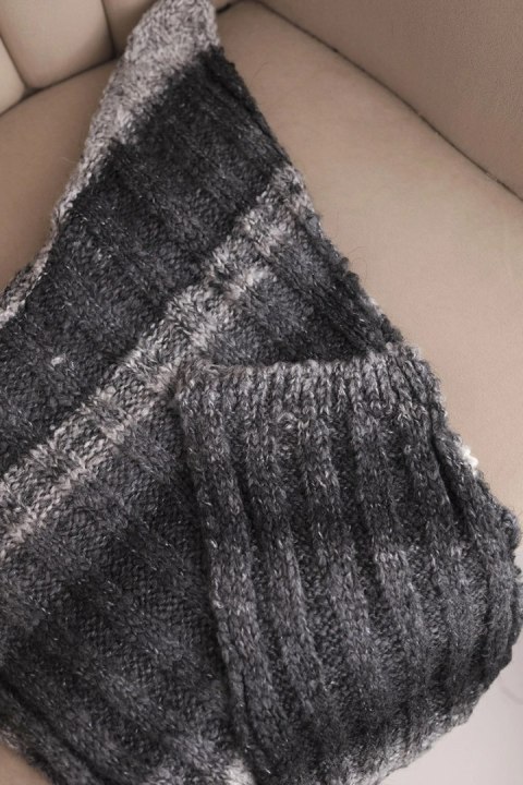 Szalik damski wełniany miękki i ciepły w kolorowe pasy KN19 grafitowy