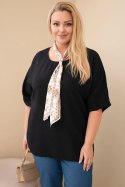 Bluzka damska wiskozowa Plus Size z krótkim rękawem i ozdobną apaszką czarna