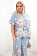 Komplet damski Plus Size z bluzką i spodniami w kwiaty z szeroką nogawką niebieski